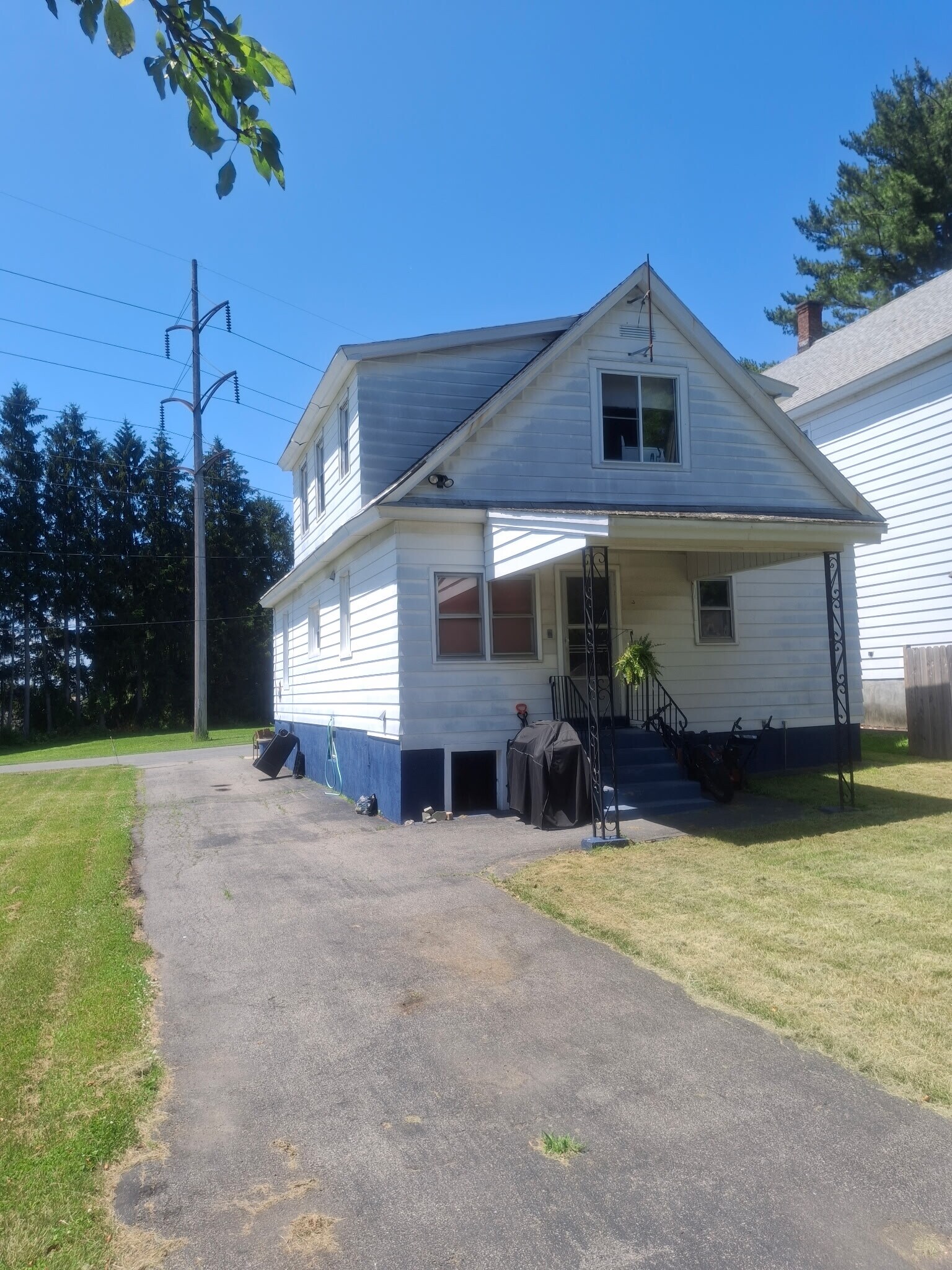 Building Photo - 54 Crane St