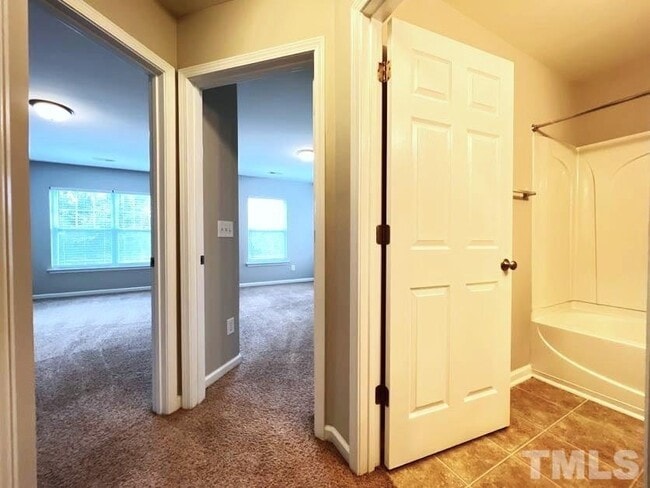 Building Photo - End Unit Townhome for Rent