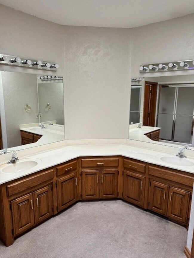 Building Photo - 4 bedroom 2 1/2 bath 3 car garage home