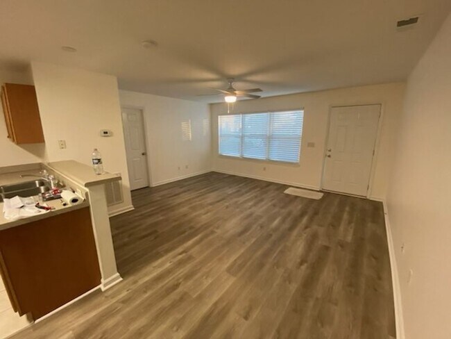 Building Photo - 2 bedroom 2 bath condo located close to beaches, shopping and restaurants