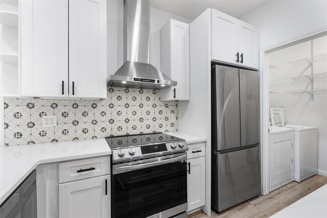 Building Photo - 1307 Kinney Ave