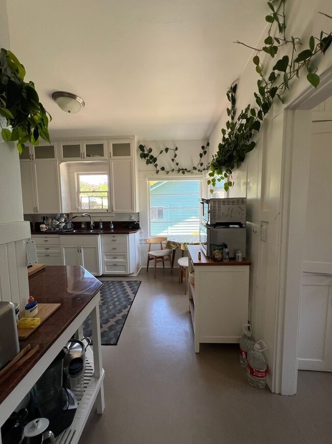 Building Photo - Charming 1910 Craftsman Home – 3BR/2BA + B...