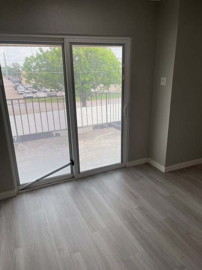 Building Photo - Newly Renovated One Bedroom Near SMU!