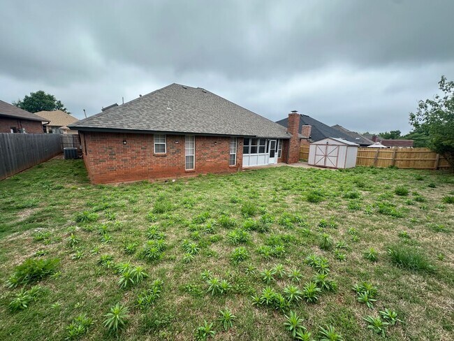 Building Photo - 4 Bed, 2.5 Bath Brick home with 2 car garage