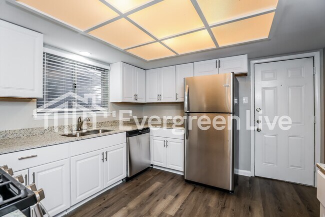 Building Photo - 9538 Vinewood Dr