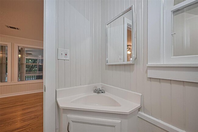 Building Photo - 1372 W Pine Lake Cir