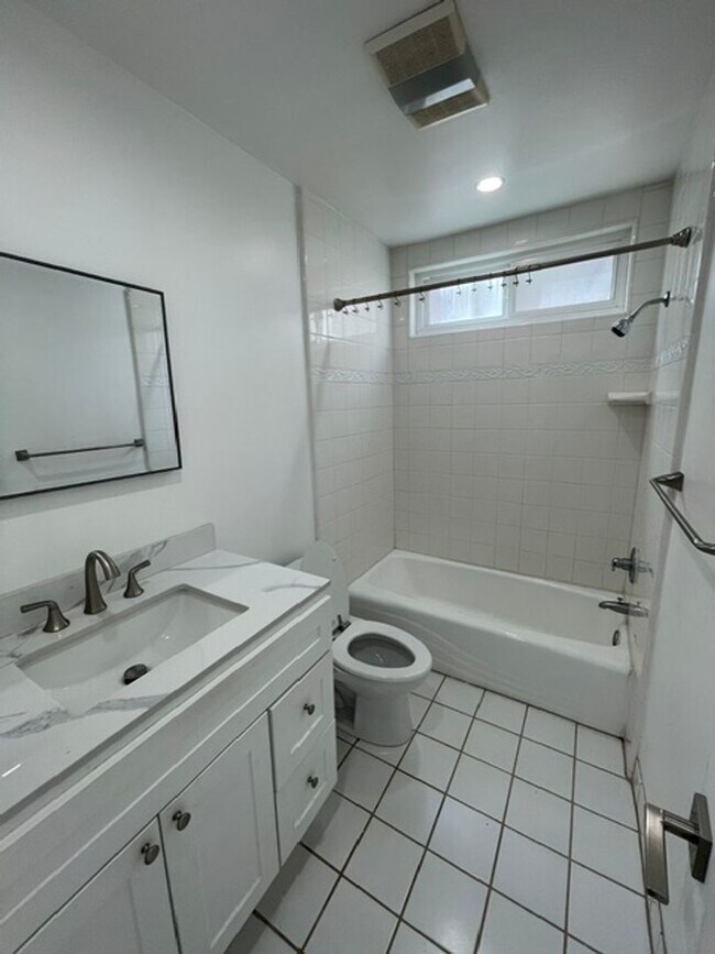 Building Photo - 2216 Highland Ave