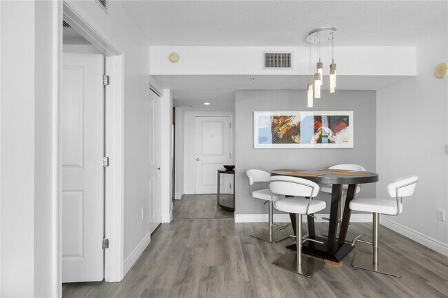 Building Photo - 610 W Las Olas Blvd