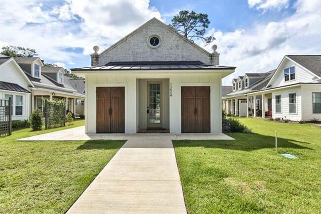 Building Photo - Stunning Midtown Tallahassee Home In Braemore Park