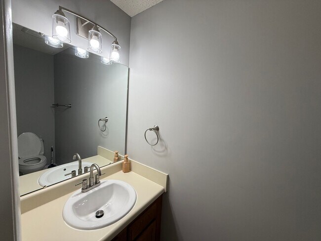Building Photo - Condo in Lake Vista