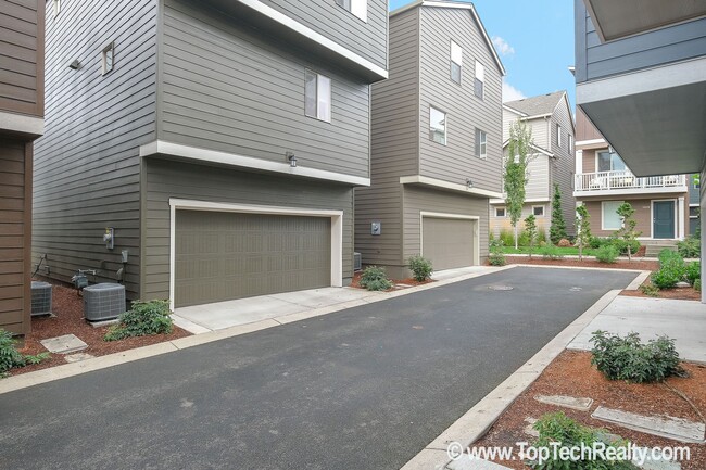 Building Photo - Outstanding 45 Central home with 3BR + Den / 2.5BA, Amazing upscale features, Across from Nike Wo...