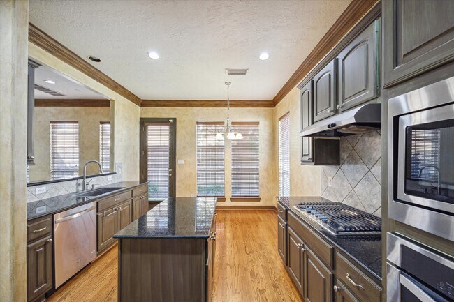 Building Photo - 2802 Briarhurst Park