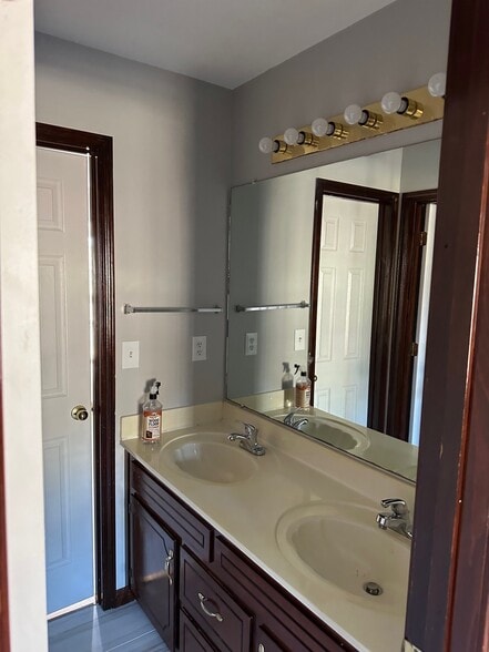 Building Photo - 2056 Tynewood Dr