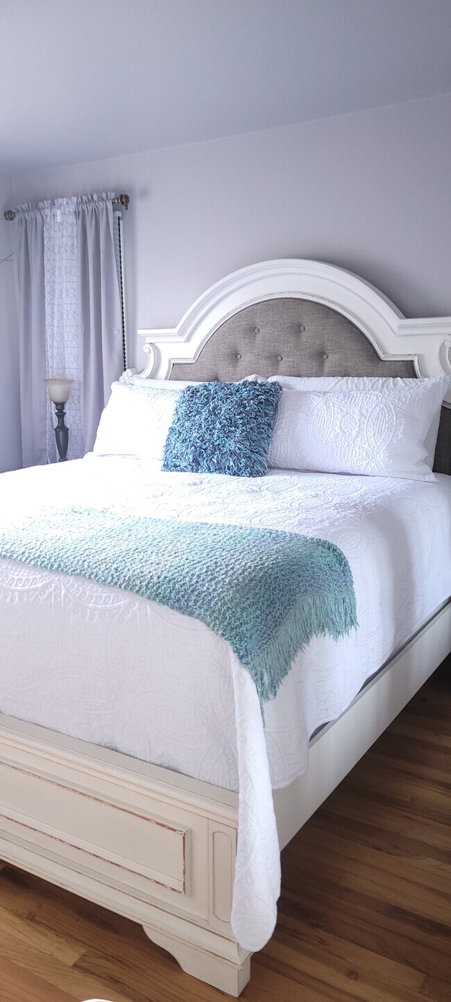Master bed king - 1321 8th Ave E