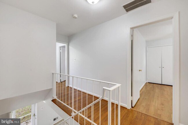 Building Photo - 8208 Gainsborough Ct W