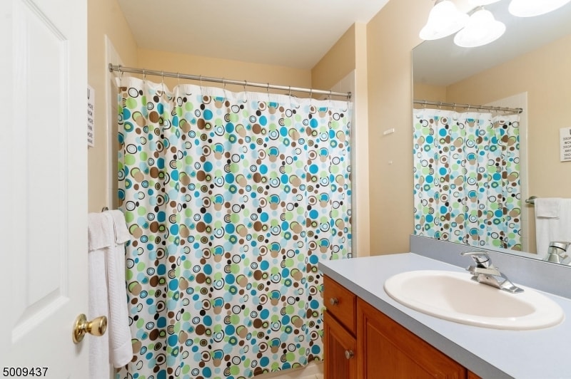 2nd Bath - 128 Jackson Ave