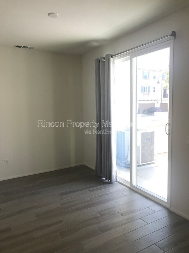 Building Photo - 581 Pioneer St