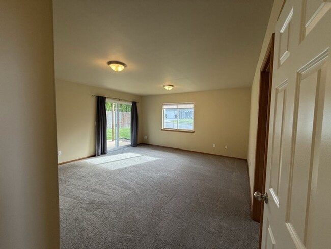 Building Photo - Spacious 5BD/3BTH Everett Home for Lease N...