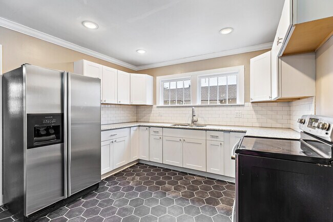 Building Photo - 227 E 17th Ave