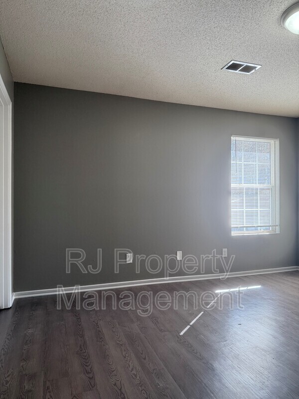 Building Photo - 4817 Royal Run Dr