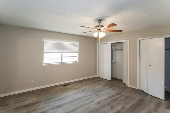 Building Photo - 916 Clear Creek