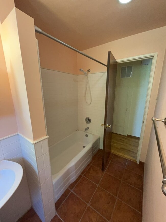 Building Photo - Beautiful Home Minutes from Uptown Albuquerque!