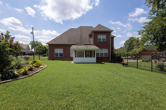 Building Photo - 100 Strathmore Ct