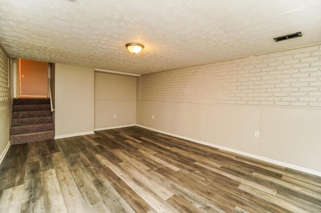 Building Photo - 3179 Latonia Rd