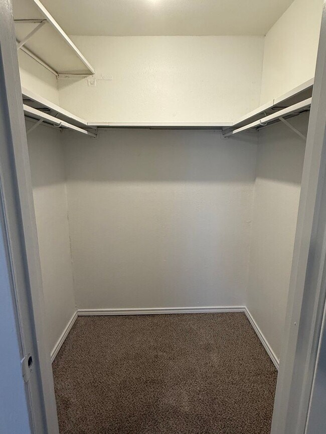 Building Photo - Move-in ready 1-bedroom, 1-bath condo in a...