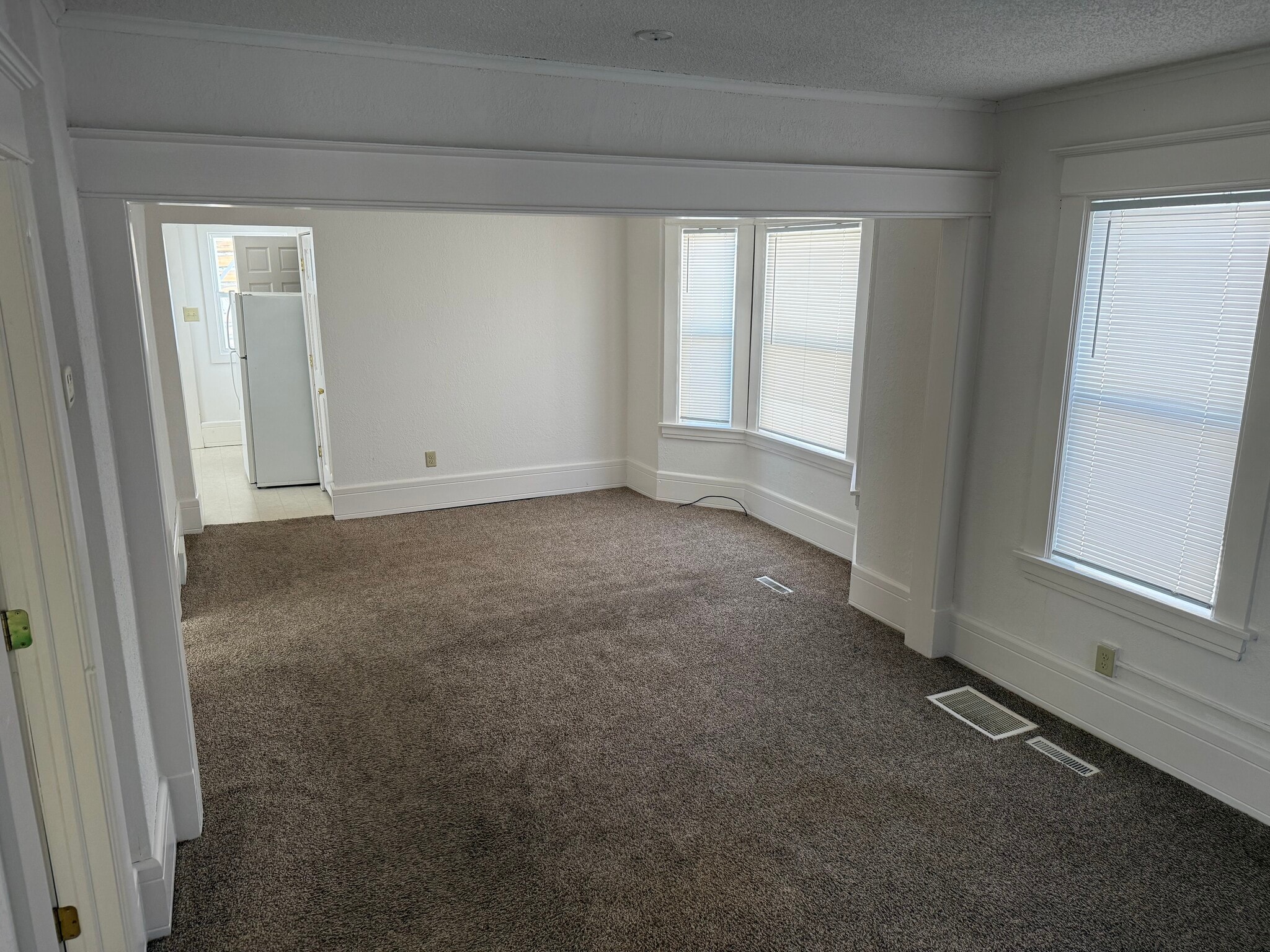 Building Photo - 684 Hawthorne Ave E