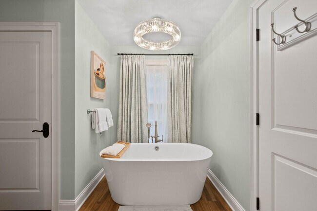 Building Photo - Williams Bay Lakefront Living Furnished Home Available for Monthly & Mid Term Rentals