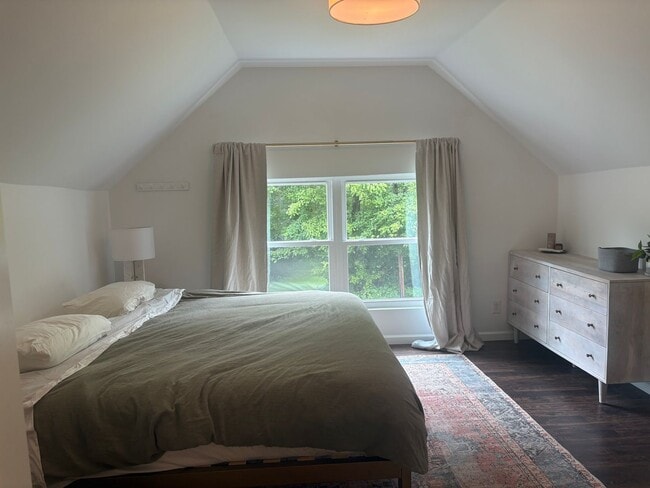 Building Photo - Partially Furnished Rental Walking Distanc...