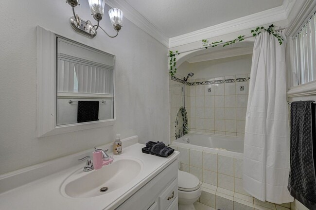 Building Photo - Beautiful single-story custom home featuri...