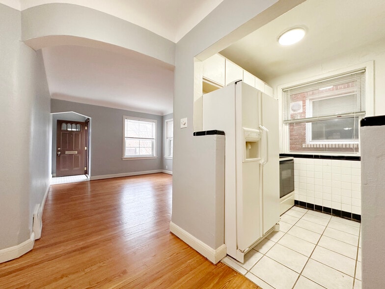 Building Photo - 5816 Mardel Ave