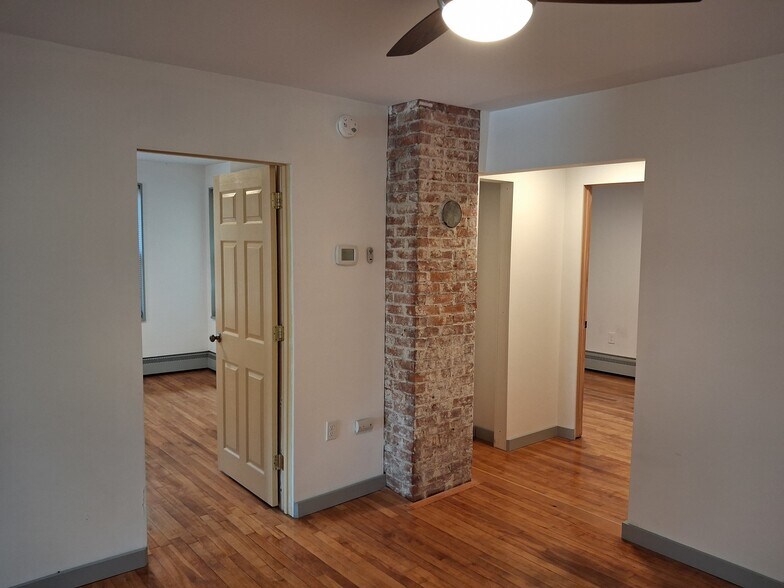 Building Photo - 10 Grand St