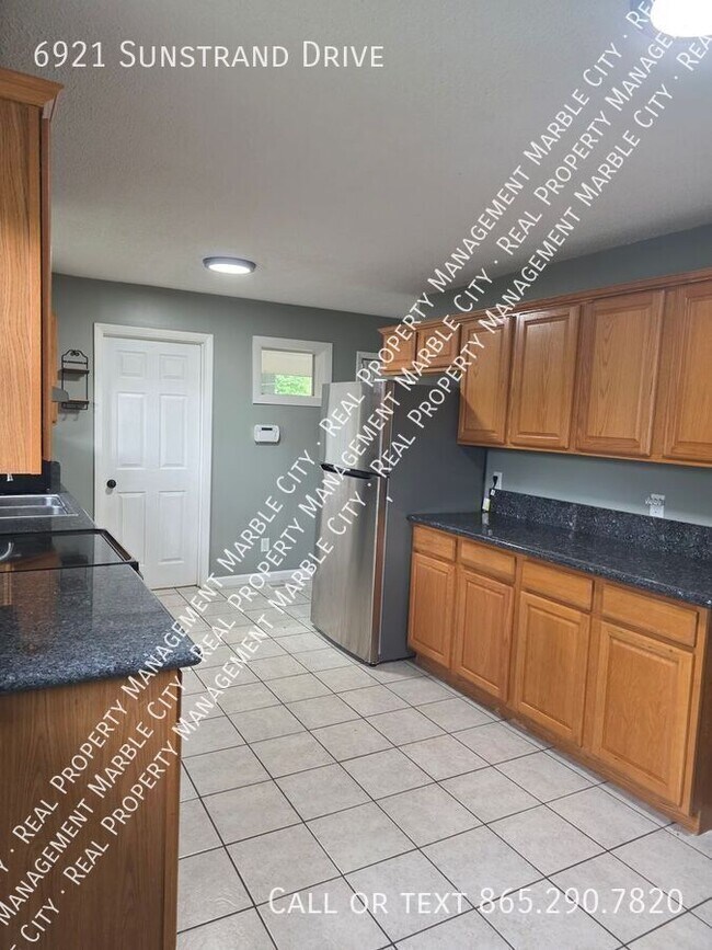 Building Photo - 6921 Sunstrand Dr