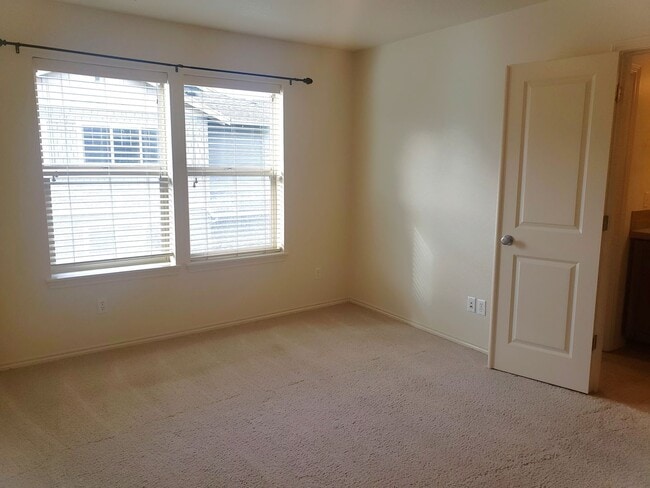 Building Photo - Wonderful Townhouse in Bethany/ NW Portland