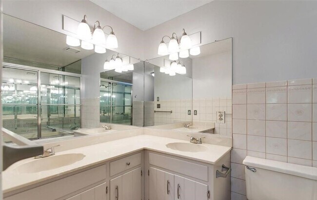 Building Photo - Large Home in Michael's Woods