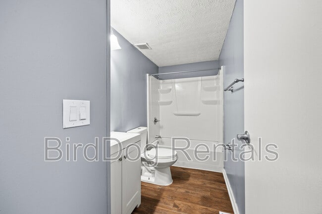 Building Photo - 5970 Almina Dr