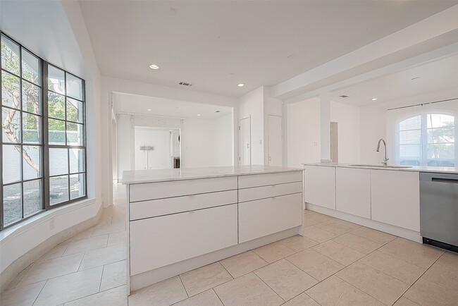 Building Photo - 161 Sage Rd