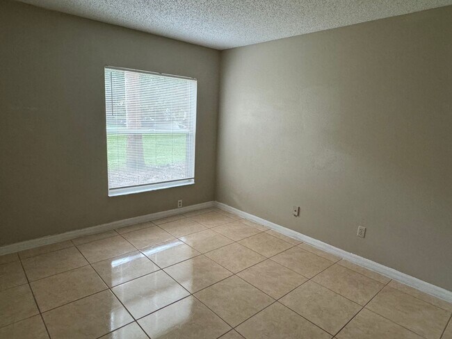 Building Photo - Spacious open floor plan 2/2 located in highly desirable Siesta Lago!