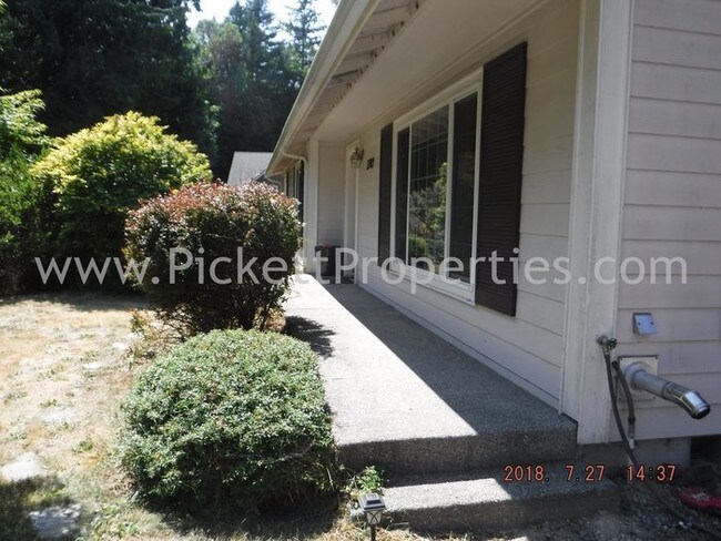 Building Photo - 2709 NE Strand Rd