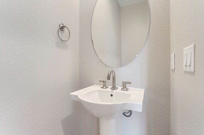 Building Photo - 676 Saddle Dr