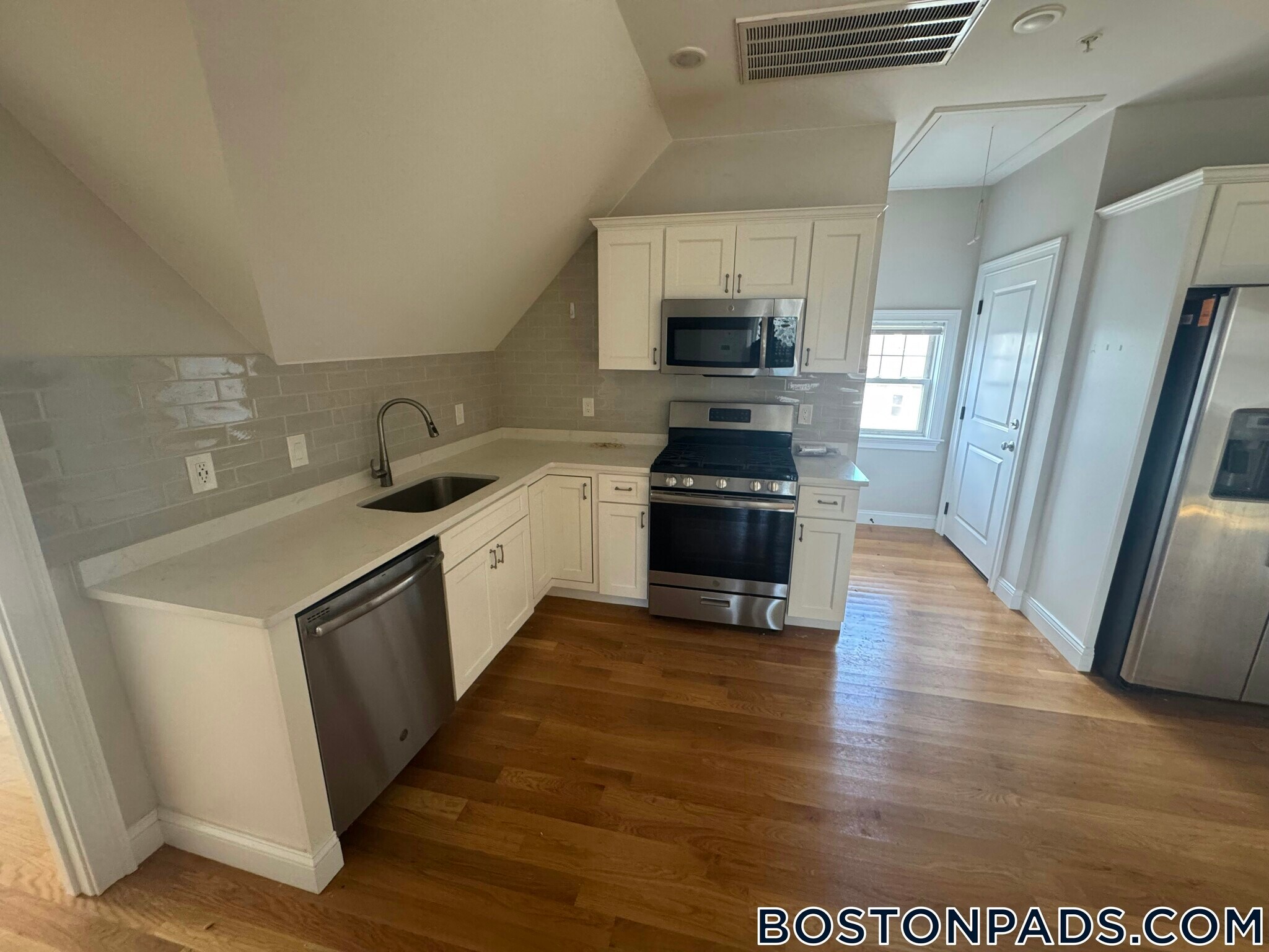 Building Photo - 62 Gordon St