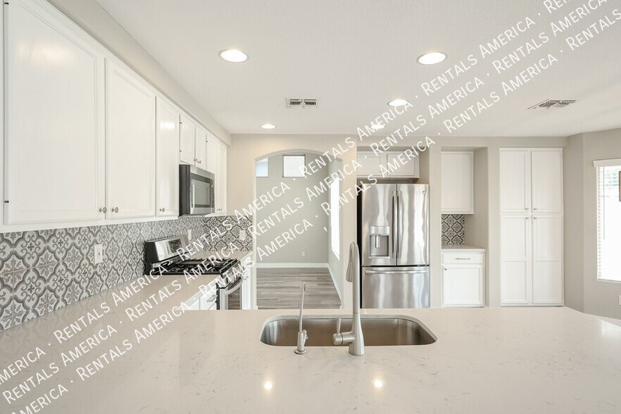 Building Photo - 2305 E Cherry Hills Pl