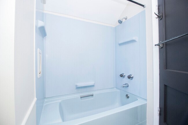 Building Photo - 4353 Lyman Ave