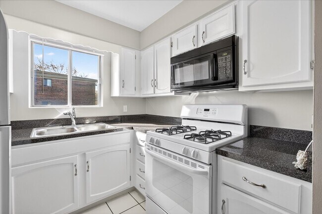 Building Photo - 604 W 65th St