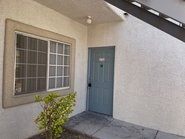 Building Photo - 2 Bedroom Condo!