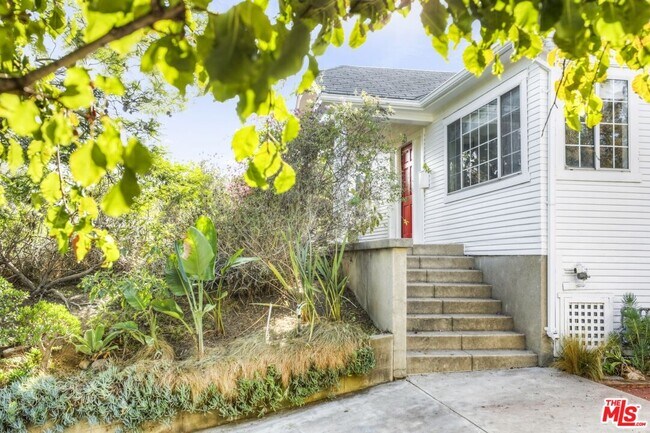 Building Photo - 1563 Lucretia Ave