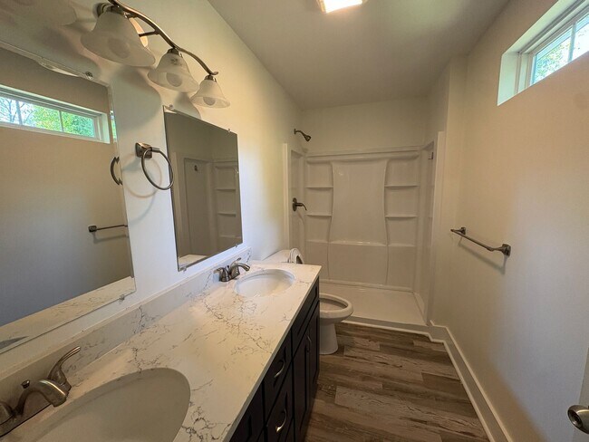 Building Photo - Beautiful refurbished home!